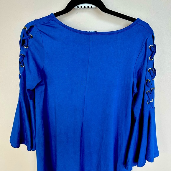 Gorgeous royal blue top with bell sleeves and  beautiful accents on arms size XL - Picture 1 of 3